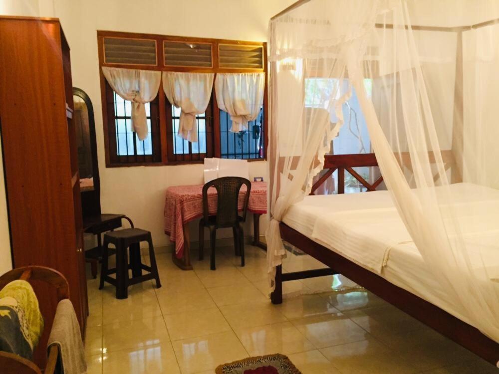 Ameesha Guesthouse Unawatuna Room photo